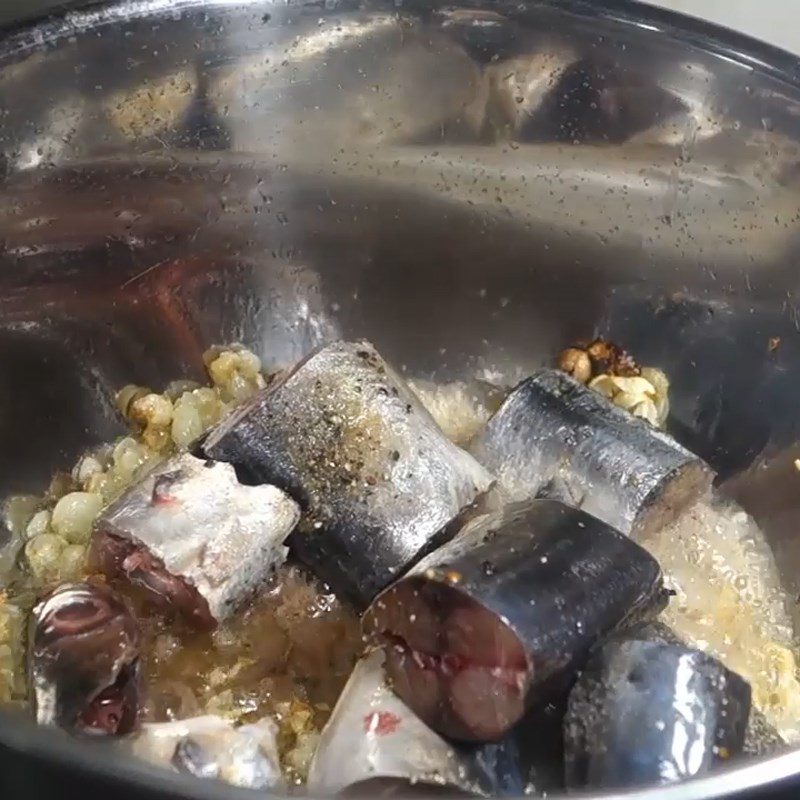 Step 3 Pre-fry the fish Mackerel noodle soup