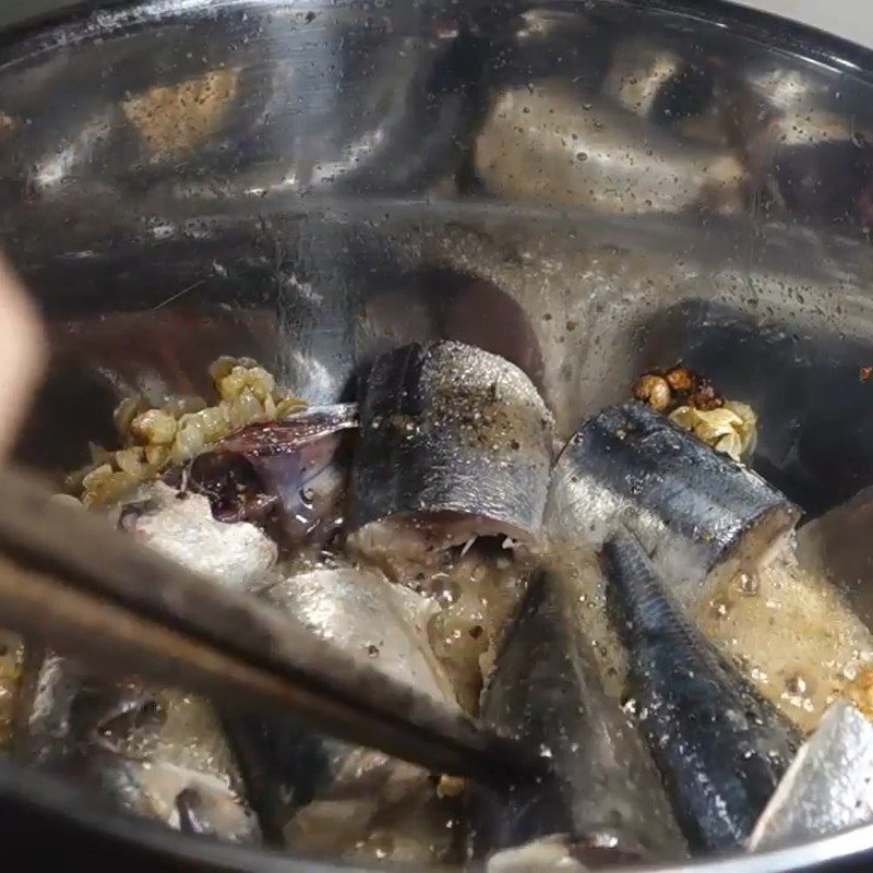 Step 3 Pre-fry the fish Mackerel noodle soup