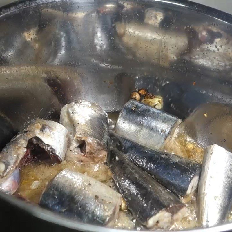 Step 3 Pre-fry the fish Mackerel noodle soup