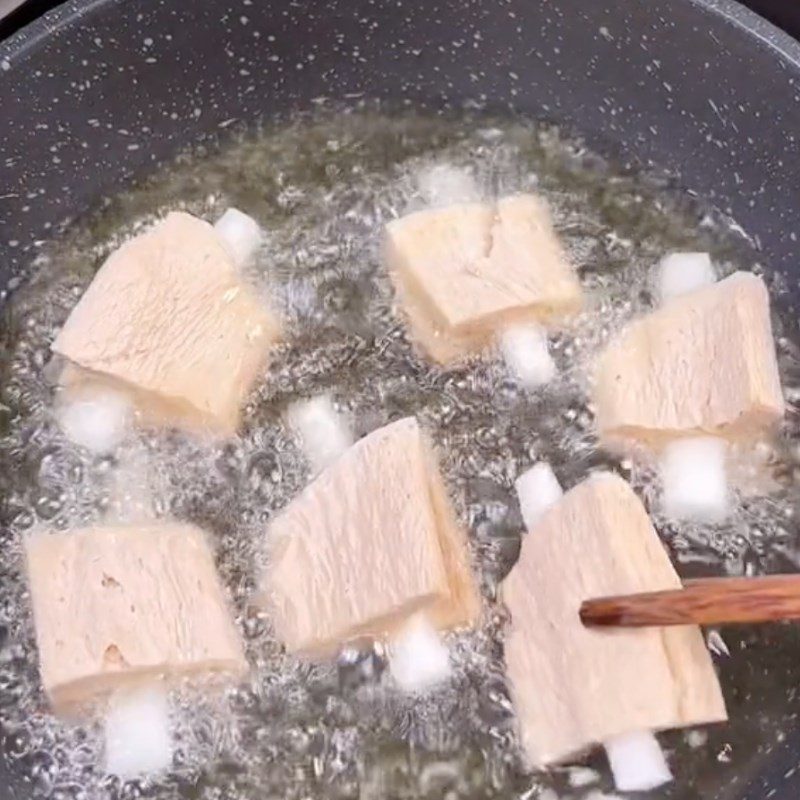 Step 2 Briefly fry the vegetarian ribs for Sweet and Sour Vegetarian Ribs with Bell Peppers