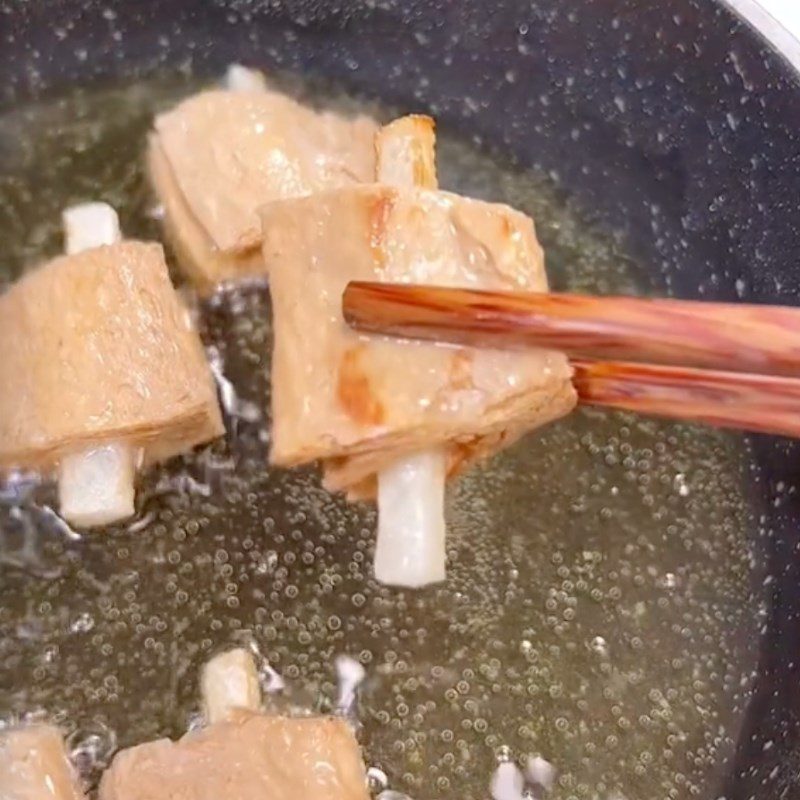 Step 2 Briefly fry the vegetarian ribs for Sweet and Sour Vegetarian Ribs with Bell Peppers
