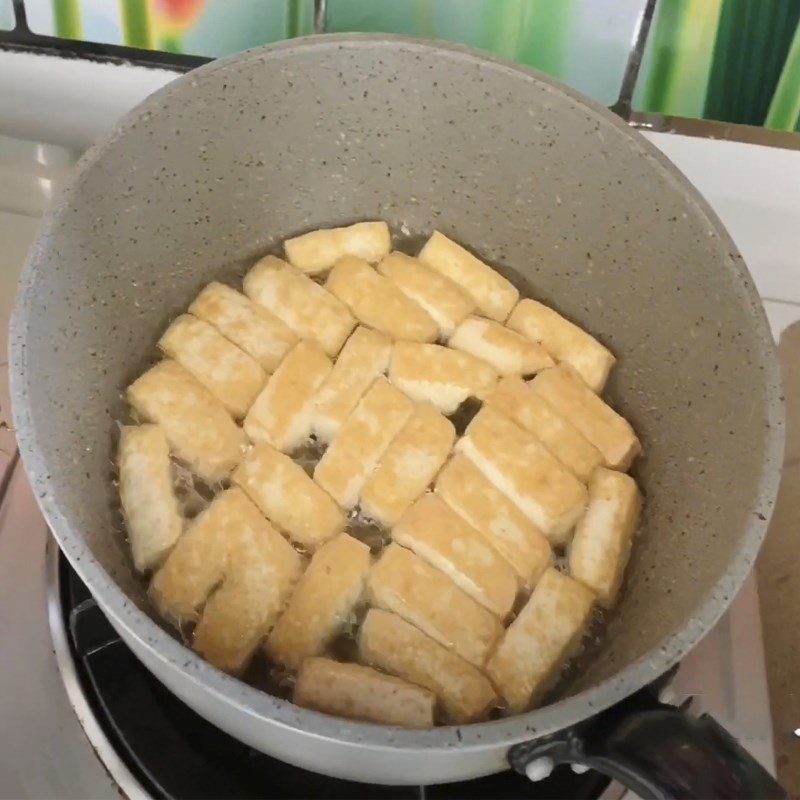 Step 3 Frying tofu and vegetarian sausage for vegetarian noodle soup