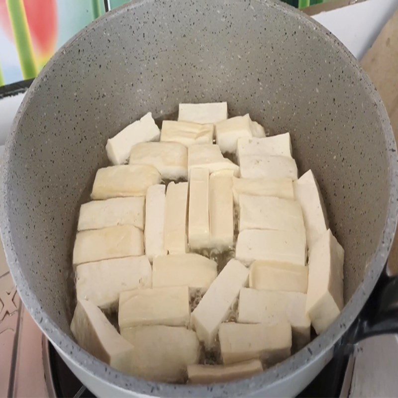 Step 3 Frying tofu and vegetarian sausage for vegetarian noodle soup