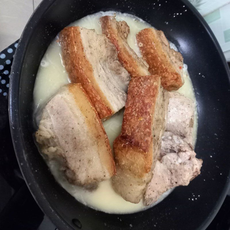 Step 2 Fry the pork Fried pork belly with fish sauce (recipe shared by users)