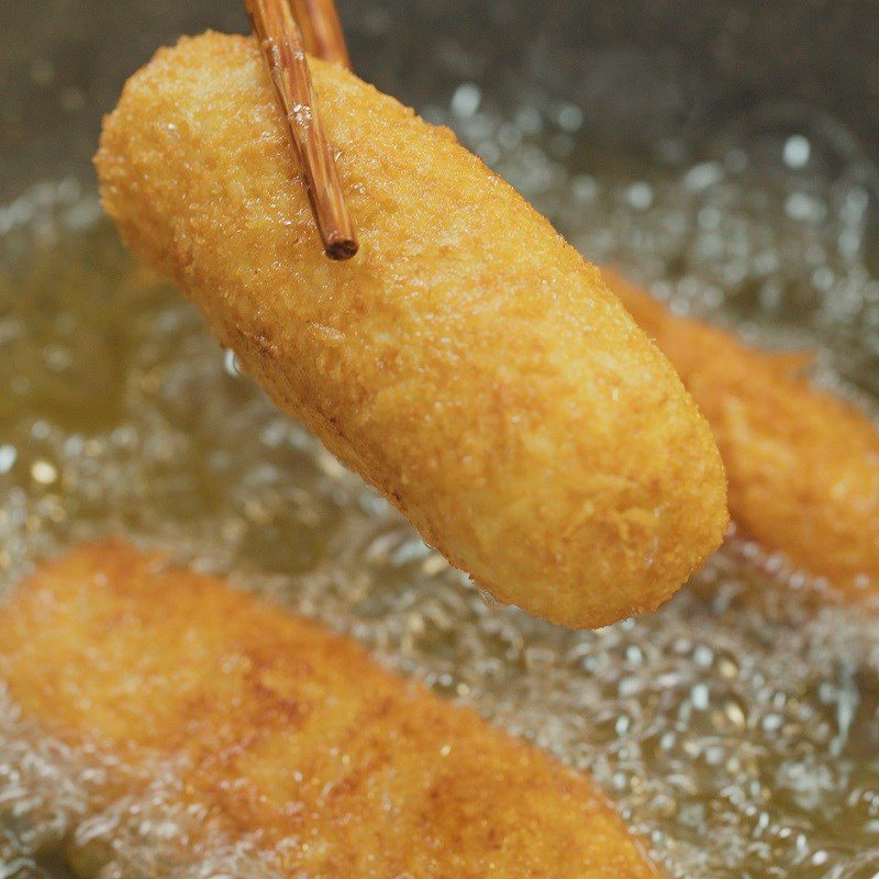 Step 2 Fry the pork rolls with cheese Crispy noodle mixed with mango