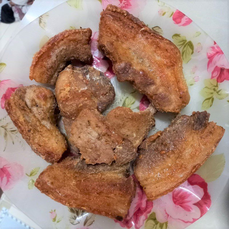 Step 2 Fry the pork Fried pork belly with fish sauce (recipe shared by users)