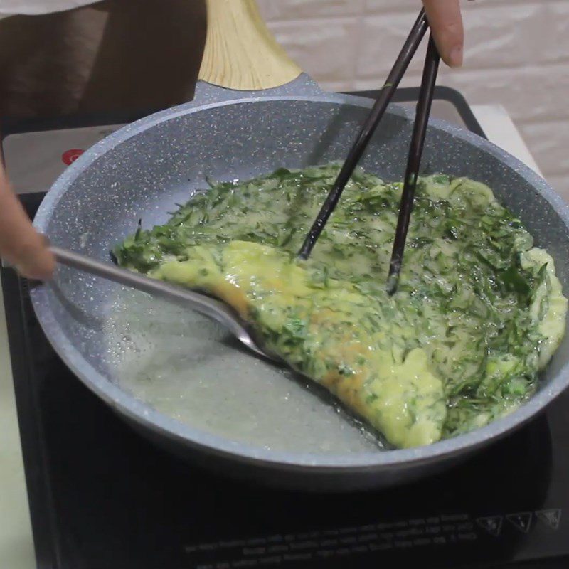 Step 3 Frying Eggs Fried Eggs with Vietnamese Prickly Leaf