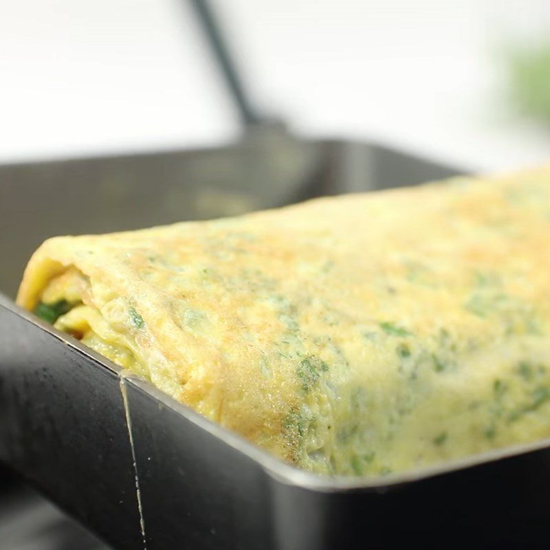 Step 3 Frying the eggs Egg fried with mugwort