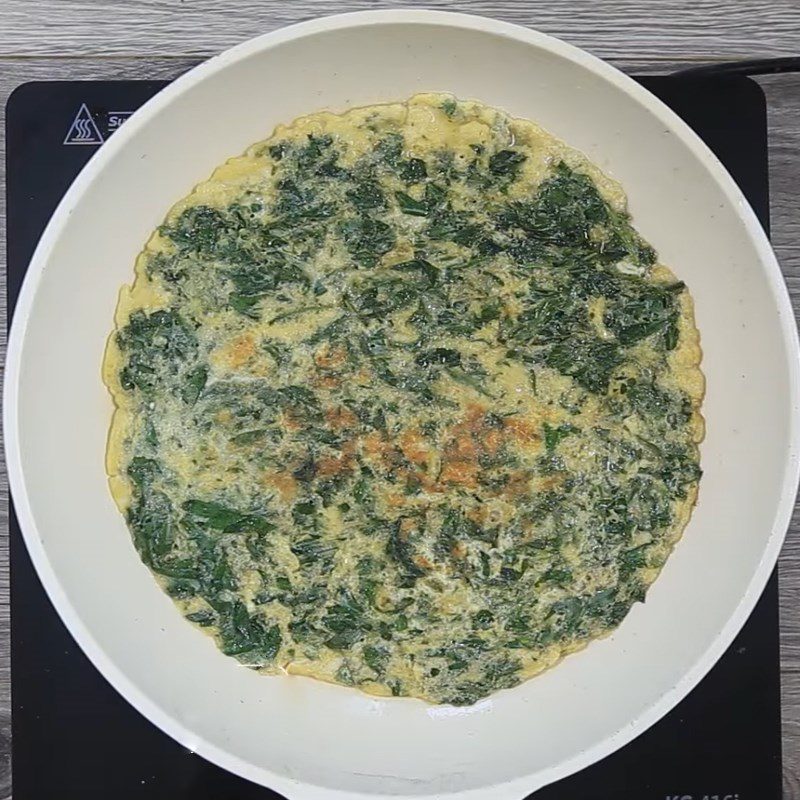 Step 3 Frying eggs with wormwood