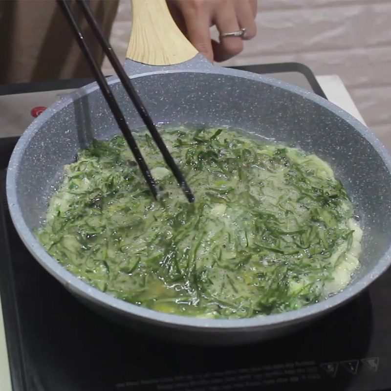 Step 3 Frying Eggs Fried Eggs with Vietnamese Prickly Leaf
