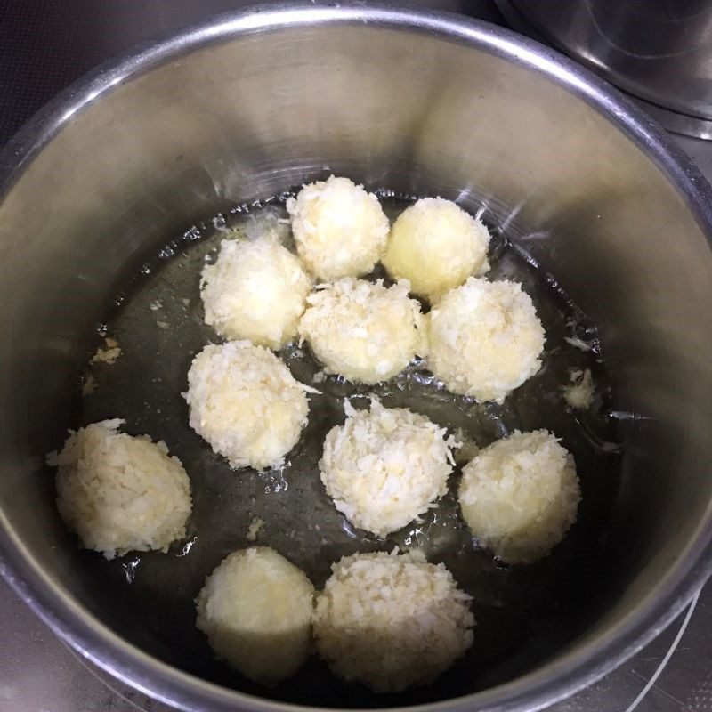 Step 4 Frying quail eggs with breadcrumbs Fried quail eggs