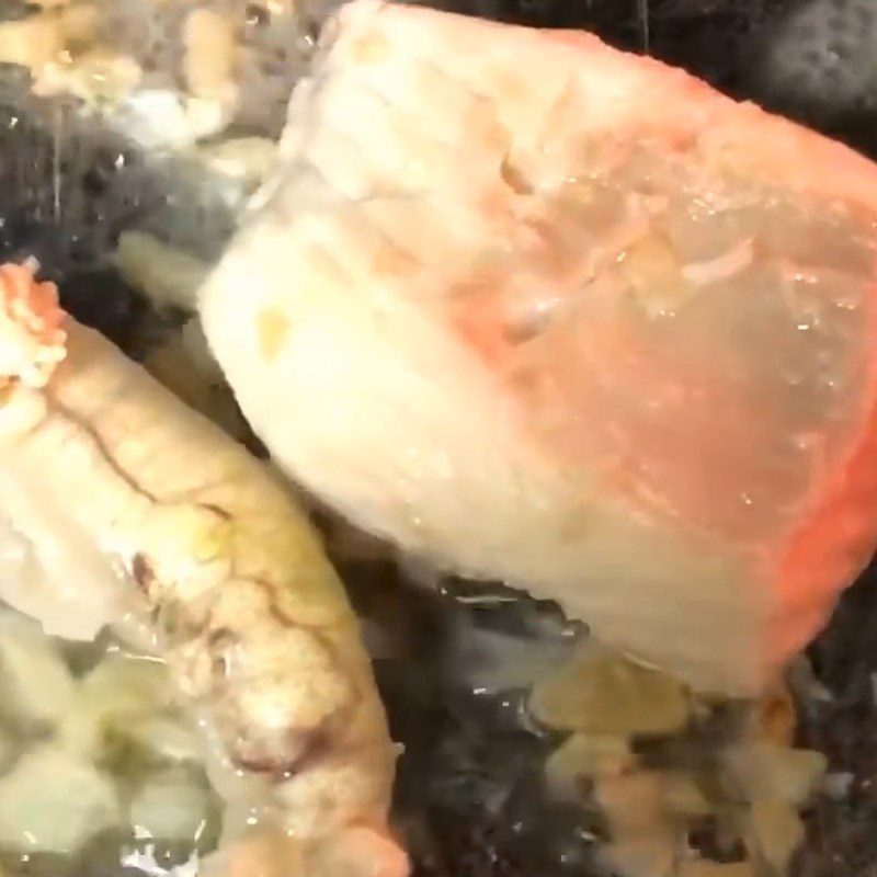 Step 3 Fry and mash the fish meat of snakehead fish porridge with sweet potato