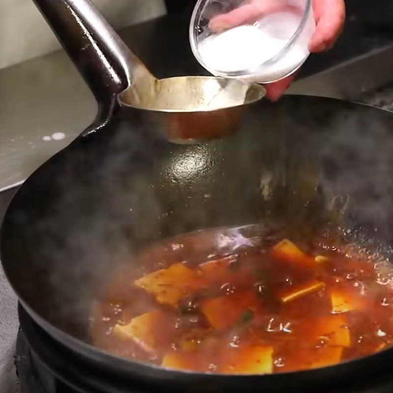 Step 7 Add the fish to the sauce for crispy fried snapper with chili bean sauce