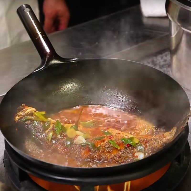 Step 7 Add the fish to the sauce for crispy fried snapper with chili bean sauce