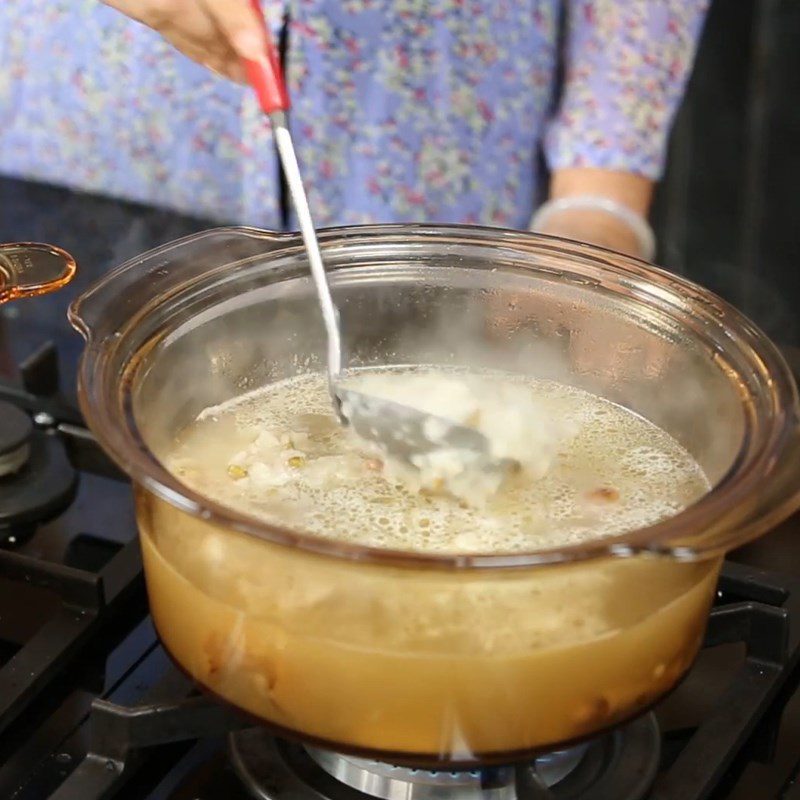 Step 5 Put the porridge to cook together with beef tail Beef tail porridge