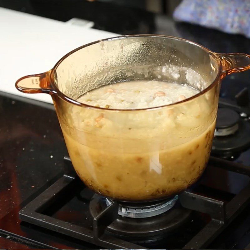 Step 4 Add mung beans, peanuts, and rice to cook the porridge Beef tail porridge