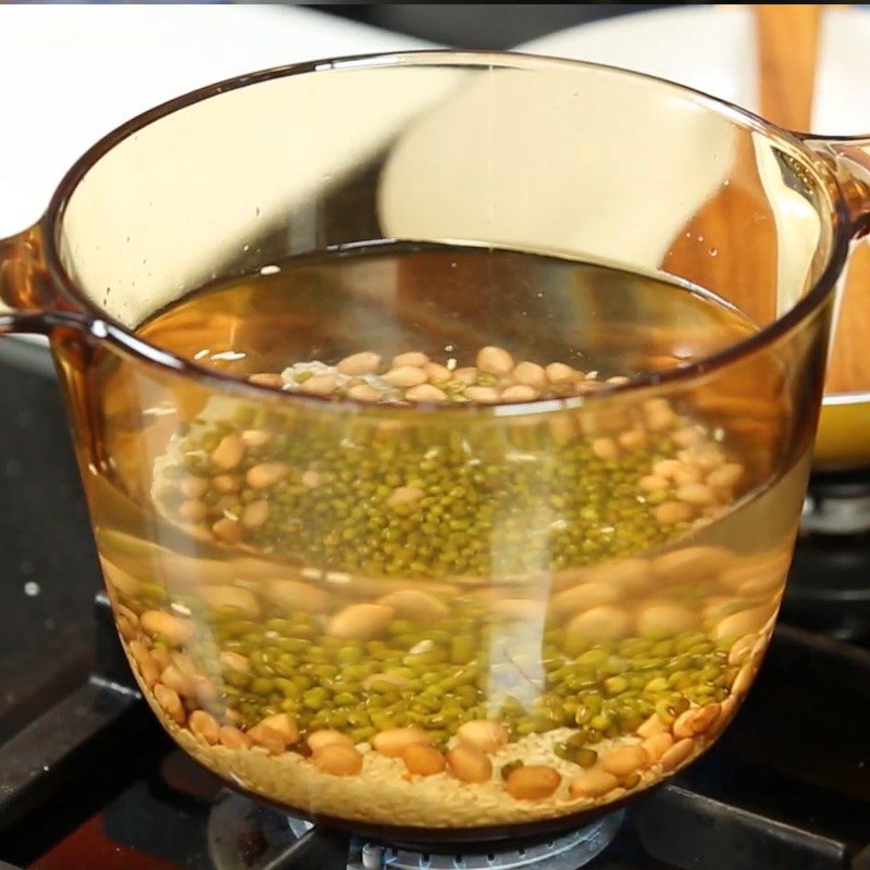 Step 4 Add mung beans, peanuts, and rice to cook the porridge Beef tail porridge