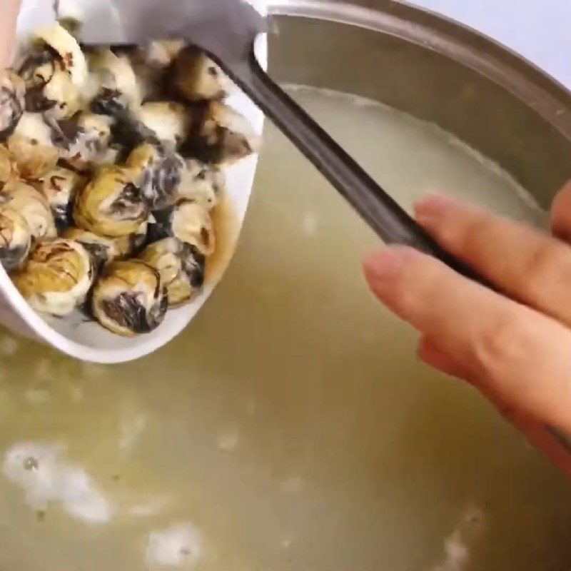 Step 8 Add razor clams, quail eggs, and dried shrimp to cook the porridge Razor clam porridge