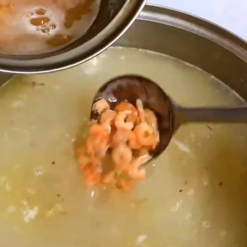 Step 8 Add razor clams, quail eggs, and dried shrimp to cook the porridge Razor clam porridge