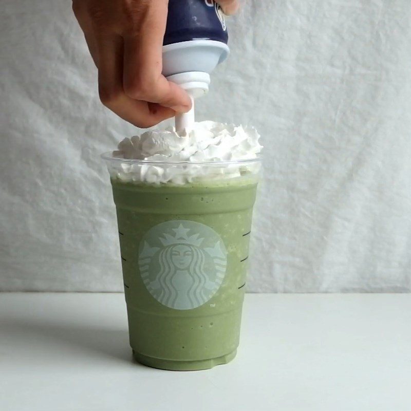 Step 2 Add the whipped cream (topping cream) for crushed ice matcha