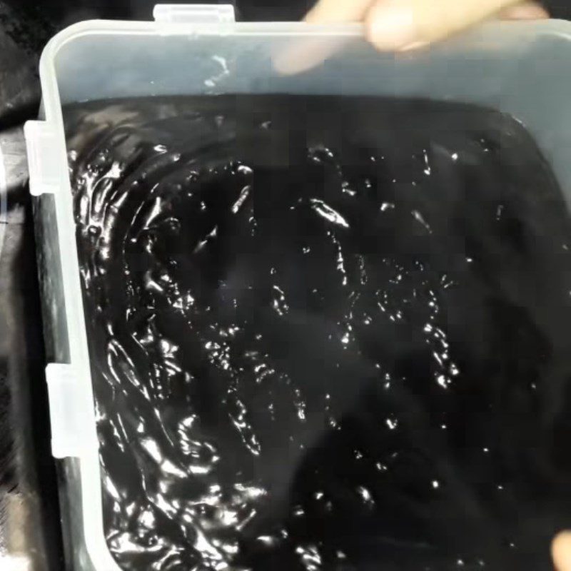 Step 4 Pour the grass jelly into molds Black bean grass jelly