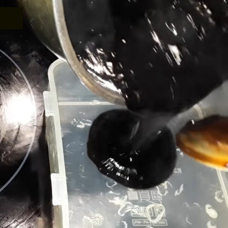Step 4 Pour the grass jelly into molds Black bean grass jelly