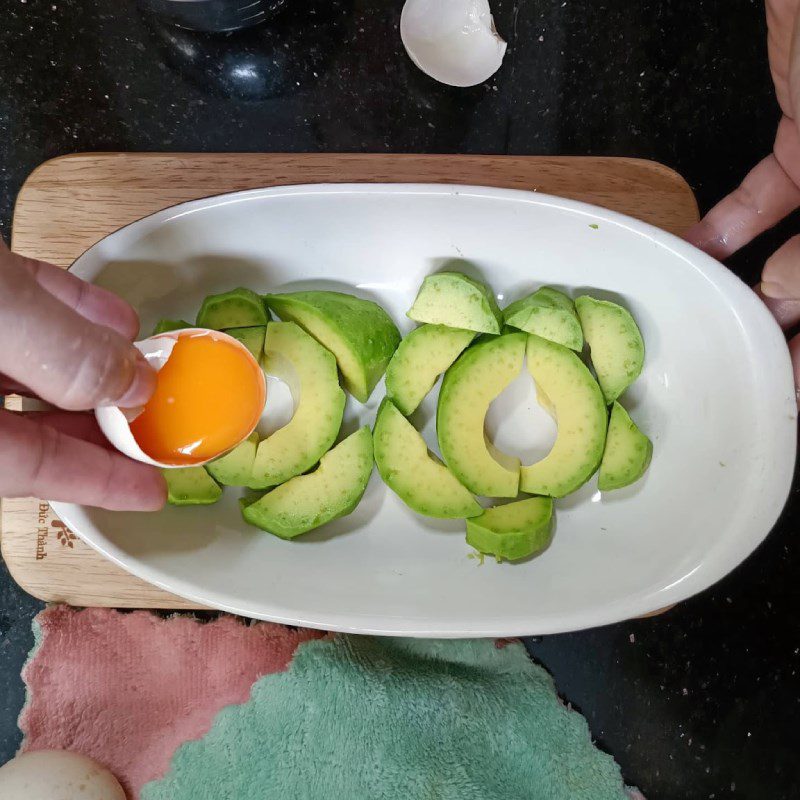 Step 2 Add eggs to the avocado Baked avocado with cheese egg (recipe shared by a user)