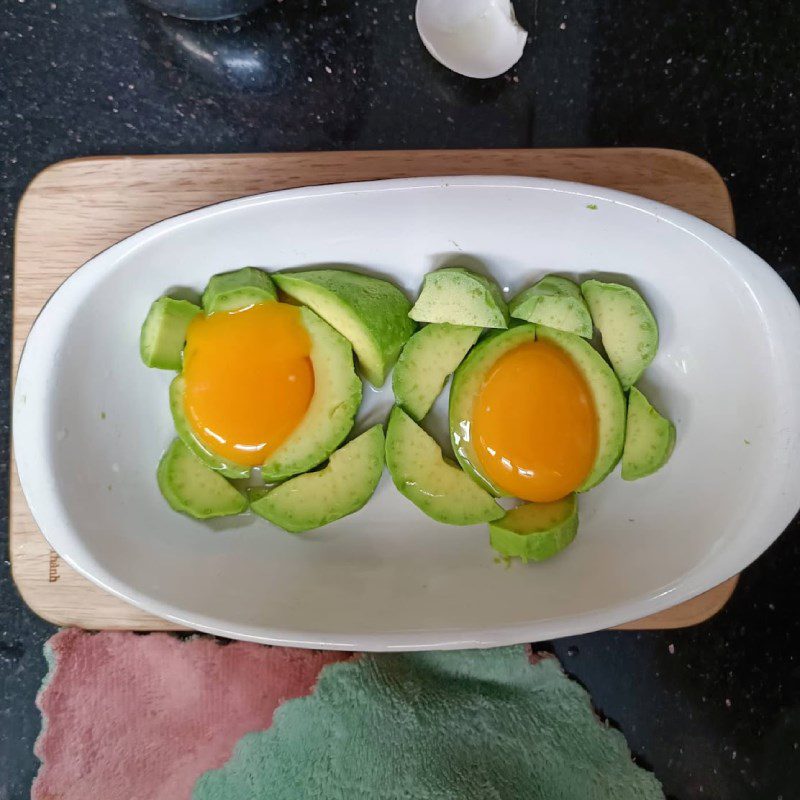 Step 2 Put the eggs in butter Baked eggs with cheese (recipe shared by users)