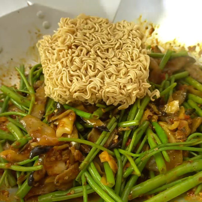 Step 5 Add noodles Stir-fried noodles with shellfish and water spinach