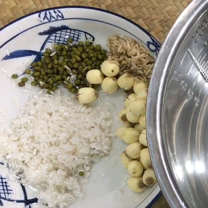 Step 1 Prepare the ingredients for green bean lotus seed porridge with black chicken