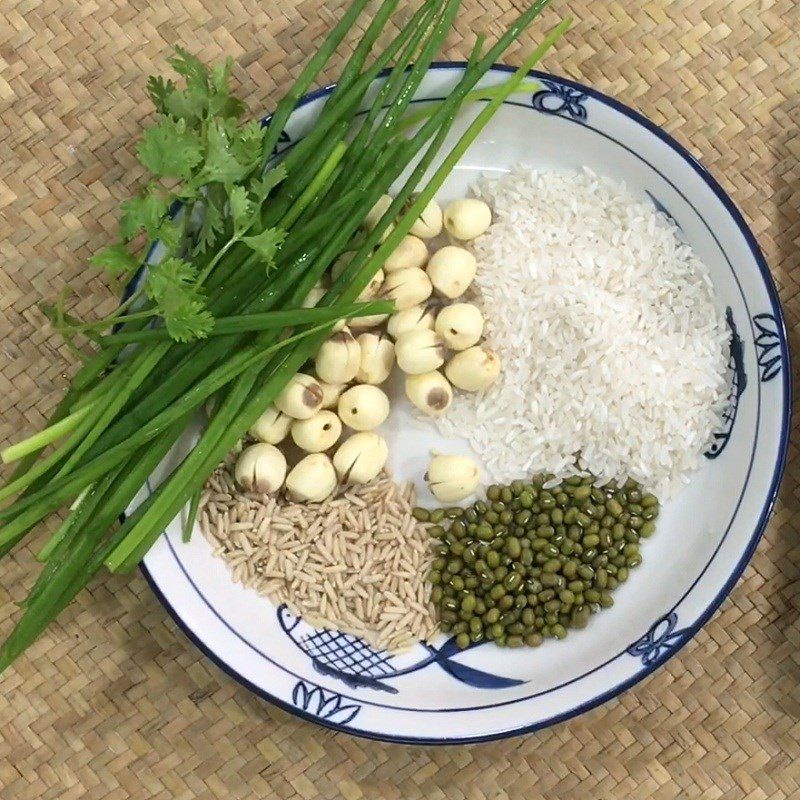 Step 1 Prepare the ingredients for green bean lotus seed porridge with black chicken