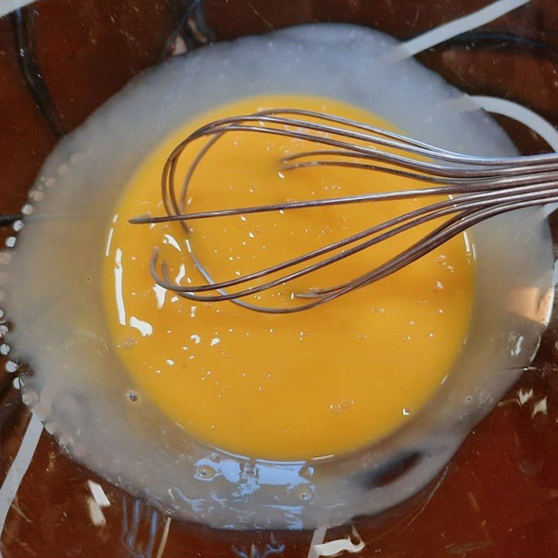 Step 1 Prepare the butter and egg mixture for Butter Grape Sponge Cake (recipe shared by users)