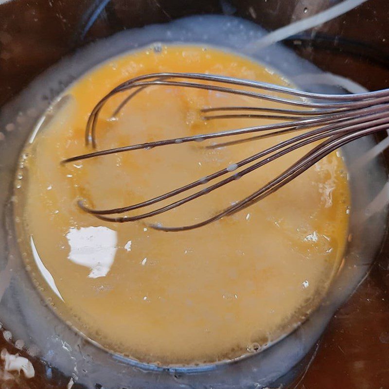 Step 1 Prepare the butter and egg mixture for Butter Grape Sponge Cake (recipe shared by users)