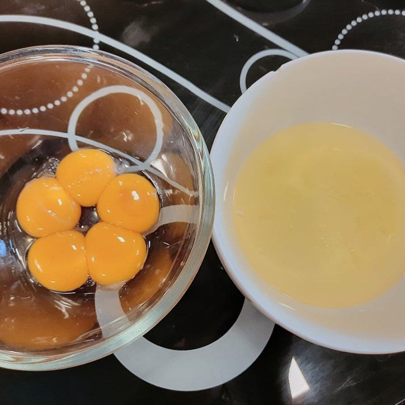 Step 1 Prepare the butter and egg mixture for Butter Grape Sponge Cake (recipe shared by users)