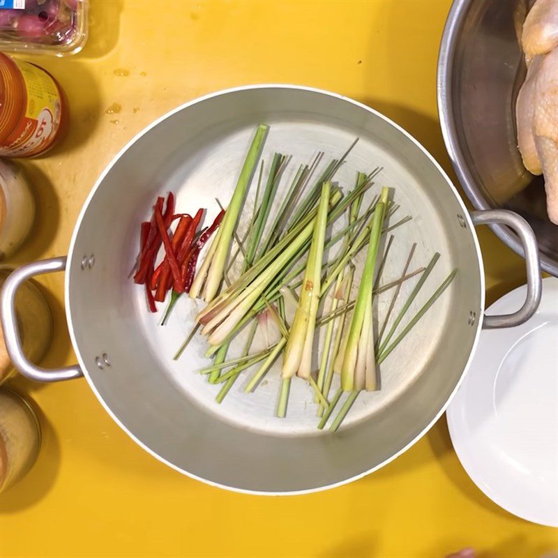 Step 2 Prepare the steaming pot Beer Steamed Chicken