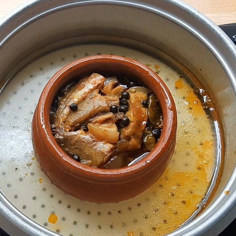 Step 3 Steaming the dried fish with pork