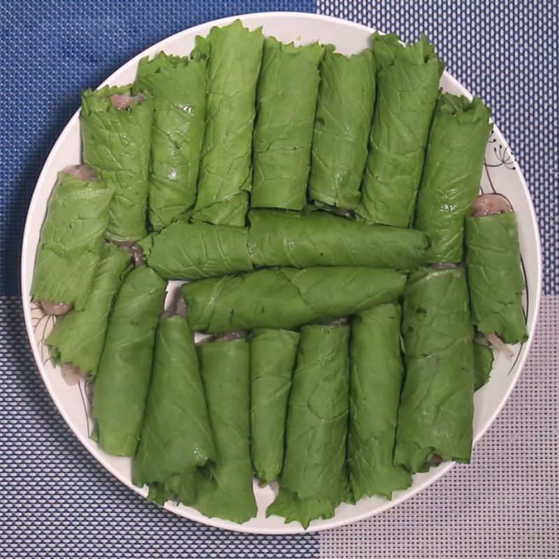 Step 3 Roll snakehead fish with mustard greens