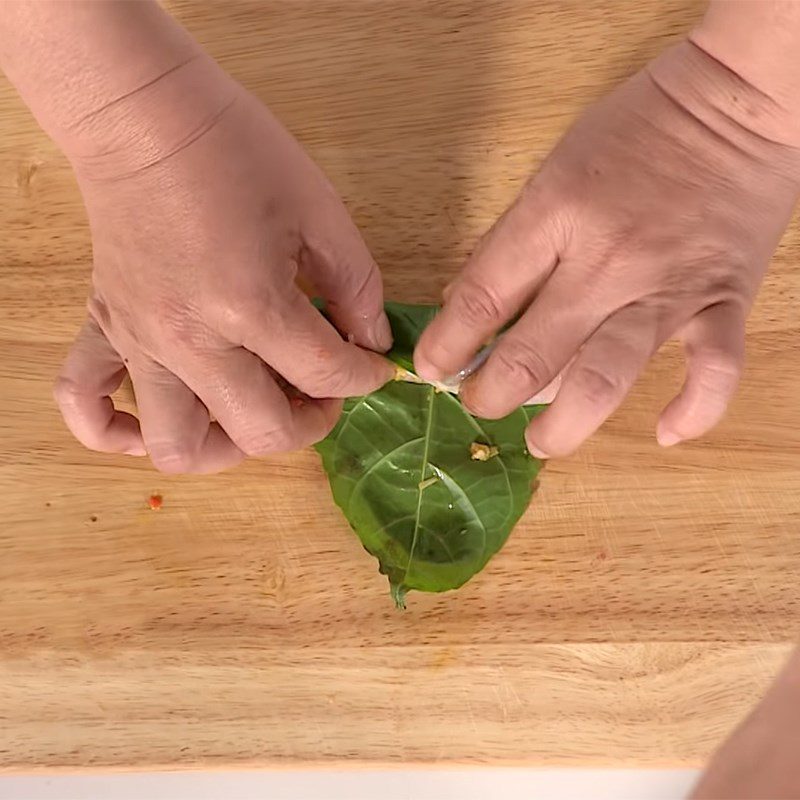 Step 3 Wrap the frog for grilled frog with aromatic leaves