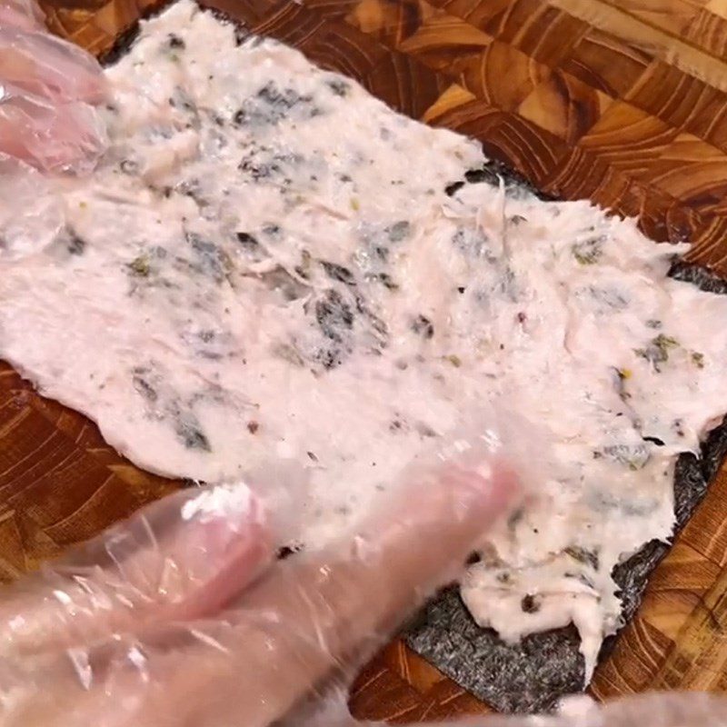 Step 2 Roll the spring roll with seaweed Seaweed spring roll (Recipe shared from TikTok Cooking with TasteVN)