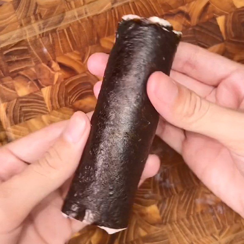 Step 2 Roll the spring roll with seaweed Seaweed spring roll (Recipe shared from TikTok Cooking with TasteVN)
