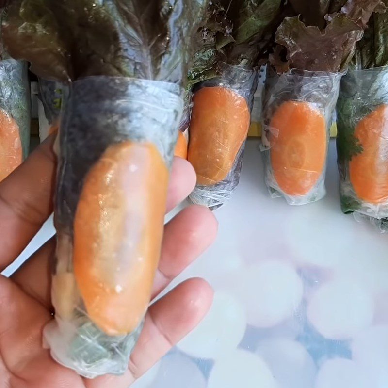 Step 4 Wrap the spring rolls for vegetarian spring rolls