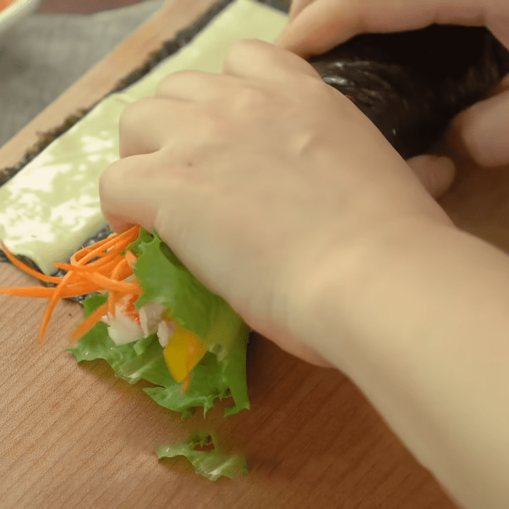 Step 4 Roll kimbap Chicken breast kimbap with vegetables