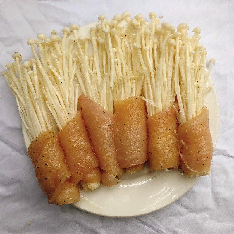 Step 3 Roll the enoki mushrooms into the chicken breast Chicken breast rolled with enoki mushrooms pan-fried