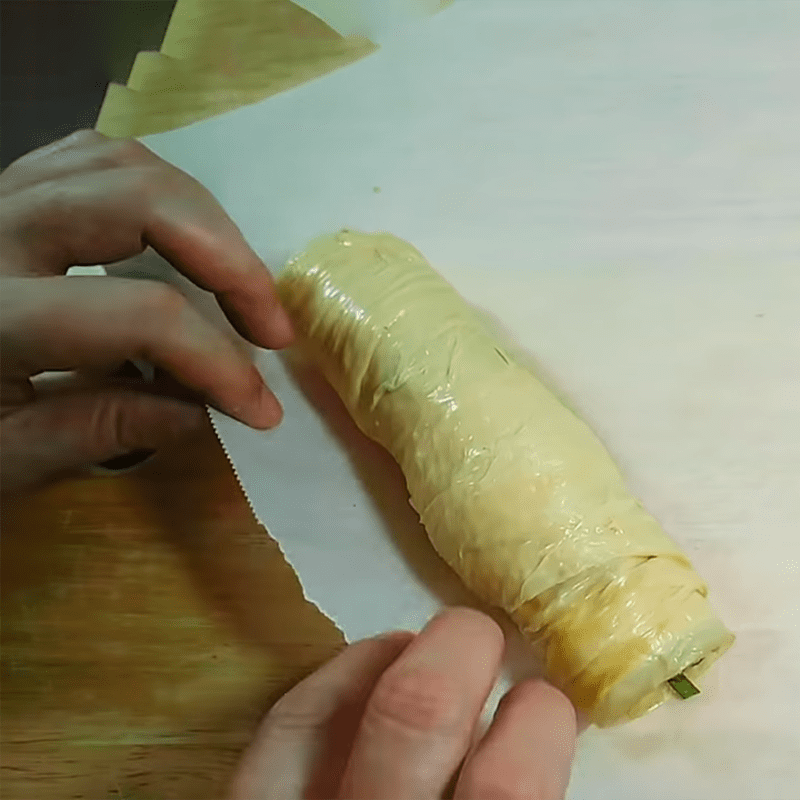 Step 2 Roll the vegetarian sausage with lemongrass and mushrooms