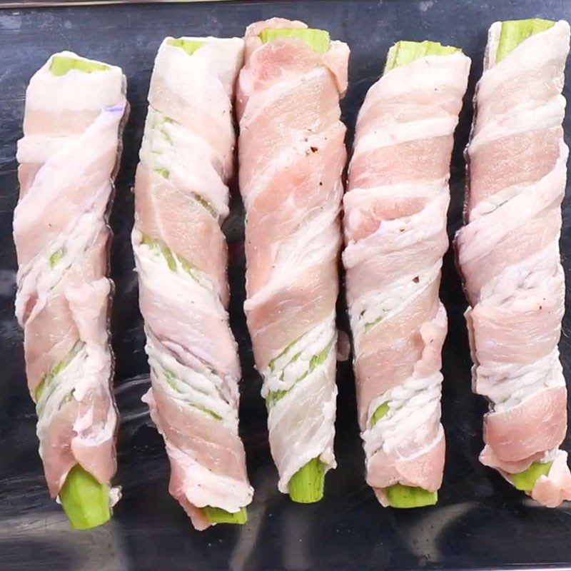 Step 2 Roll the pork for Pork rolled with okra in honey sauce