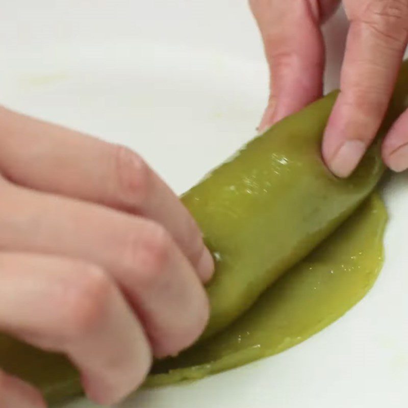 Step 5 Rolling shrimp and mushroom in pandan leaf cake