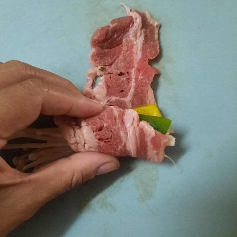 Step 2 Roll and pan-fry the beef belly Beef belly rolled with enoki mushrooms