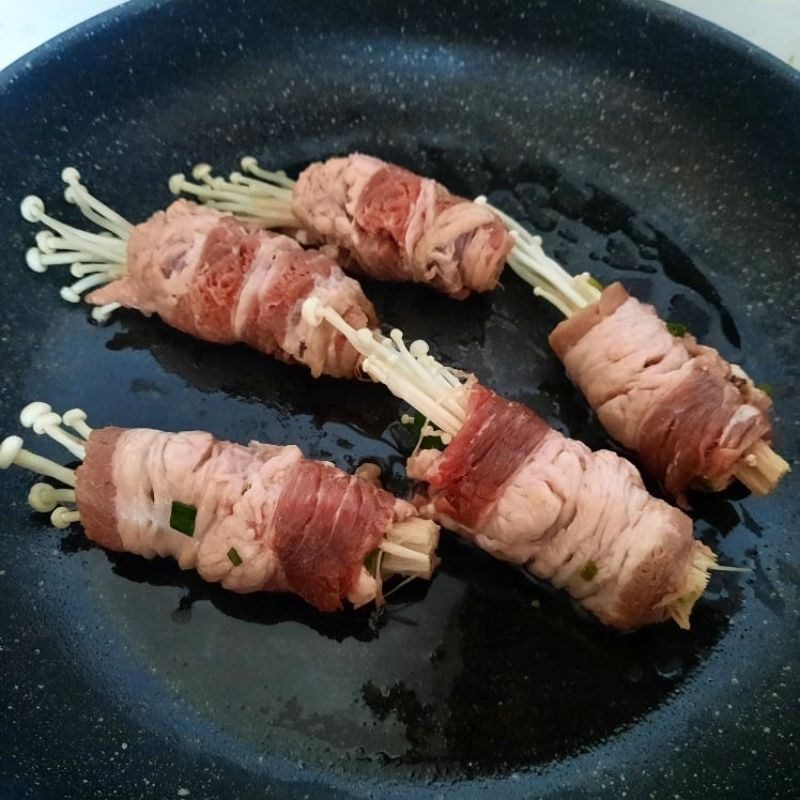 Step 2 Roll and pan-fry the beef belly Beef belly rolled with enoki mushrooms