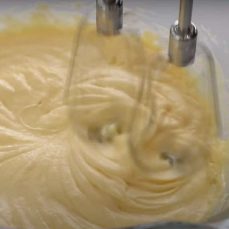 Step 2 Whip the butter and egg mixture for Mango Chestnut Sponge Cake