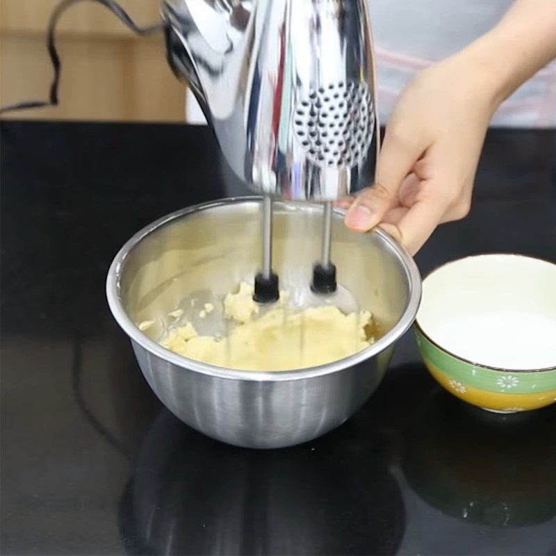 Step 2 Mixing butter and eggs Butter sponge cake